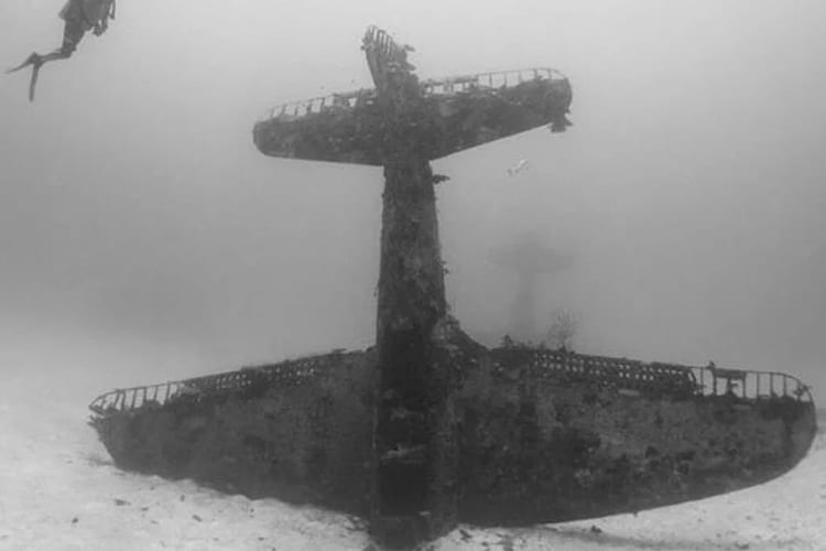 ダイバーが太平洋の海底で発見した、失われた飛行機の墓場